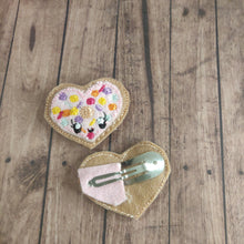 Load image into Gallery viewer, Heart feltie snap clips
