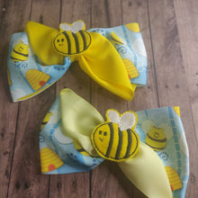 Load image into Gallery viewer, Bee feltie bow
