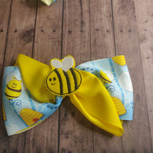 Load image into Gallery viewer, Bee Feltie Bow
